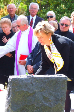 Złożenie wieńca przez p. Ambasador 